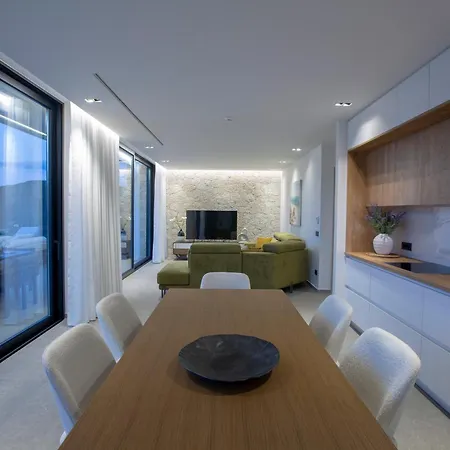 Apartment Pothos - Afroditi Collection